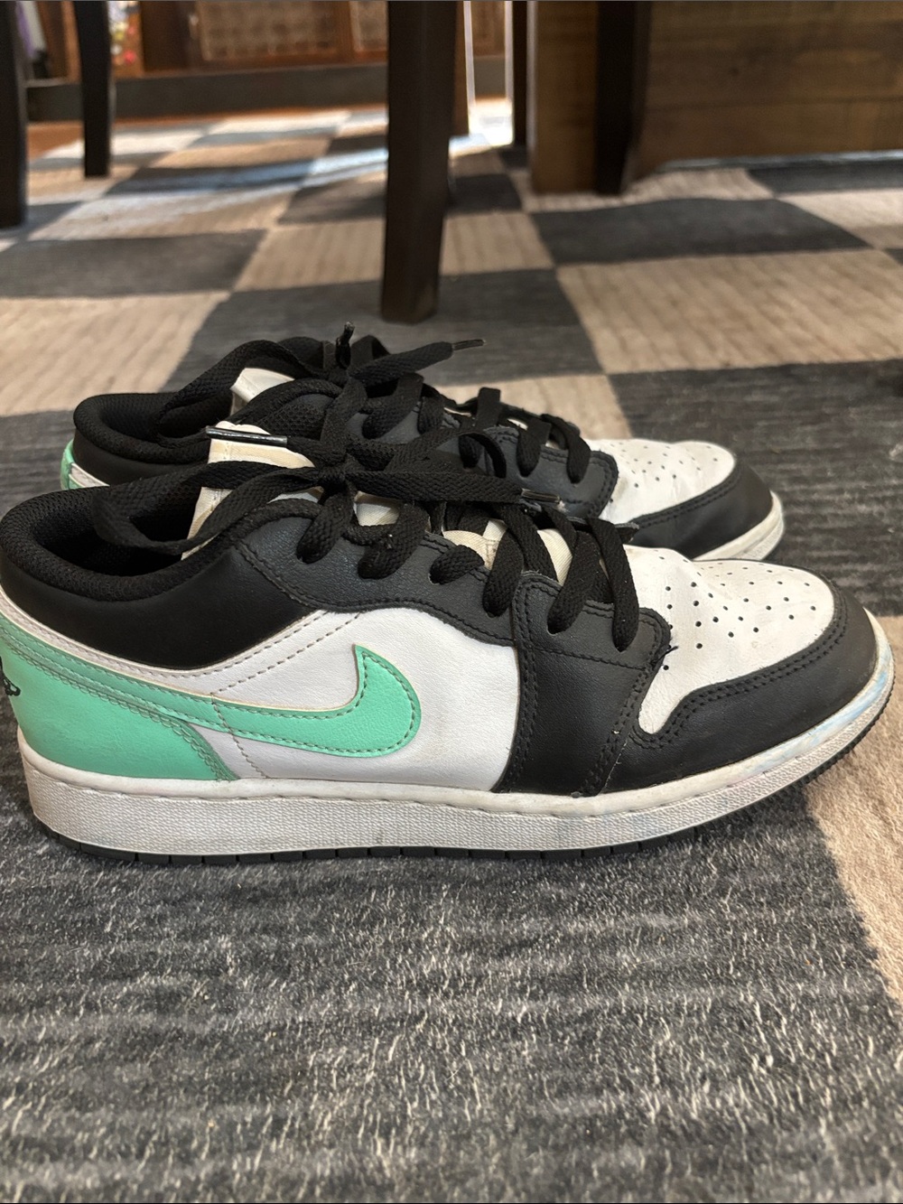 Nike Kids Low-Top Sneakers in White, Black & Mint Green